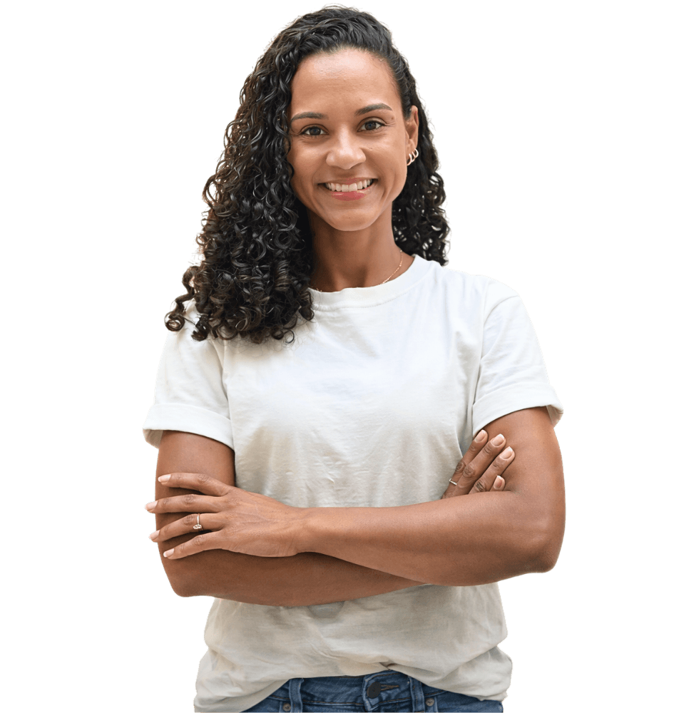 Psicóloga Mayara Louise com braços cruzados, camiseta branca, sorrindo e olhando para a camera